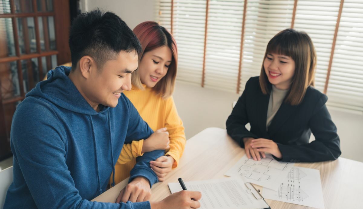 photo of a couple getting a house loan